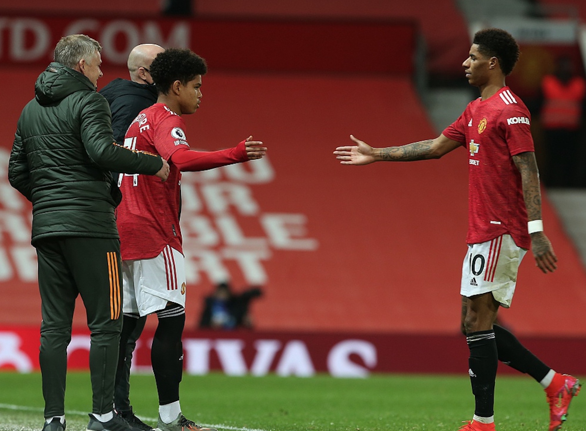 包含穆古鲁扎重要时刻重返赛场，曼联带队取胜！的词条